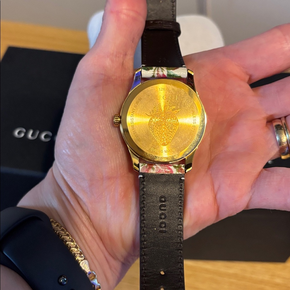 Gucci Floral Gold Women's Watch with COA - Picture 15 of 17